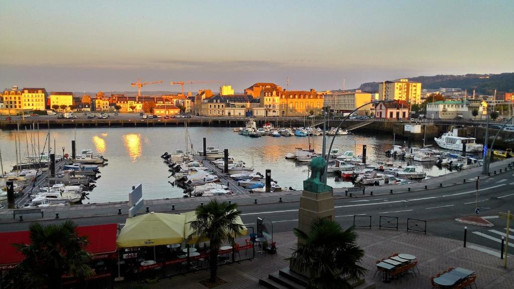 Hôtel Le Grand Hotel 42 rue de la Marine 50100 Cherbourg-en-Cotentin