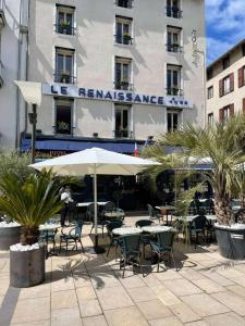 Hôtel Le Renaissance 13 Place Du Square 15000 Aurillac Auvergne