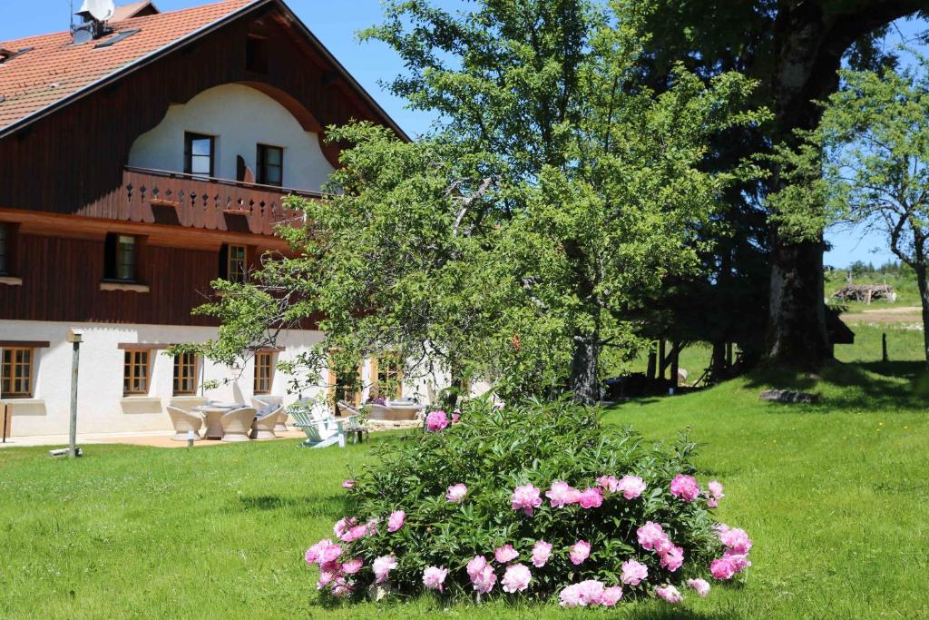 Hôtel Le Tillau LE MONT DES VERRIERES 25300 Les Verrières-de-Joux