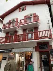 Hôtel Les Almadies 58 Rue Gambetta (zone piétone), accès voiture rue de Hayet 64500 Saint-Jean-de-Luz Aquitaine