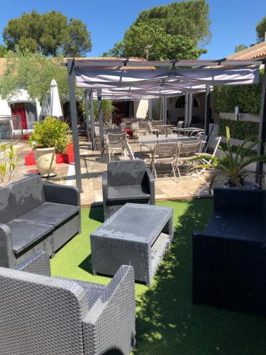 Les Aubuns Country Hotel