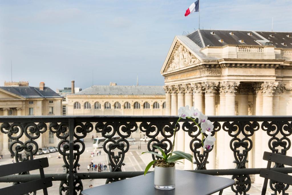 Hôtel Hôtel Les Dames du Panthéon 19 place du Panthéon, 75005 Paris