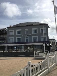Hôtel Les Embruns 22 Place Foch 14360 Trouville-sur-Mer Normandie