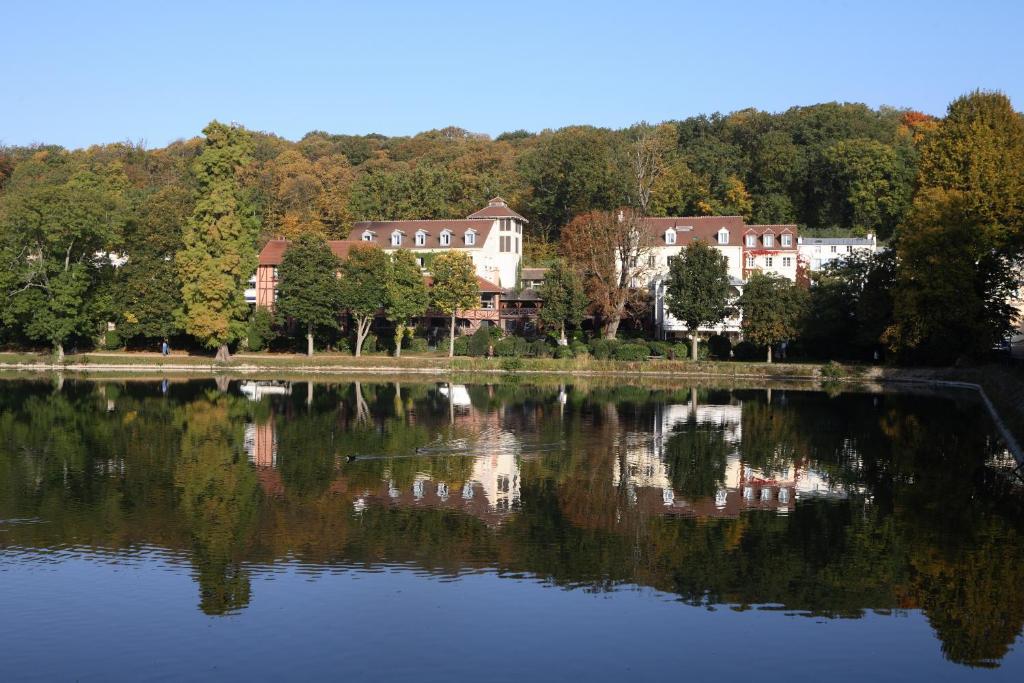 Hôtel Les Etangs de Corot 53 rue de Versailles 92410 Ville-dʼAvray