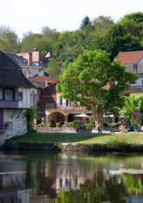 Hôtel Les Flots Bleus Place du Monturu 19120 Beaulieu-sur-Dordogne Limousin