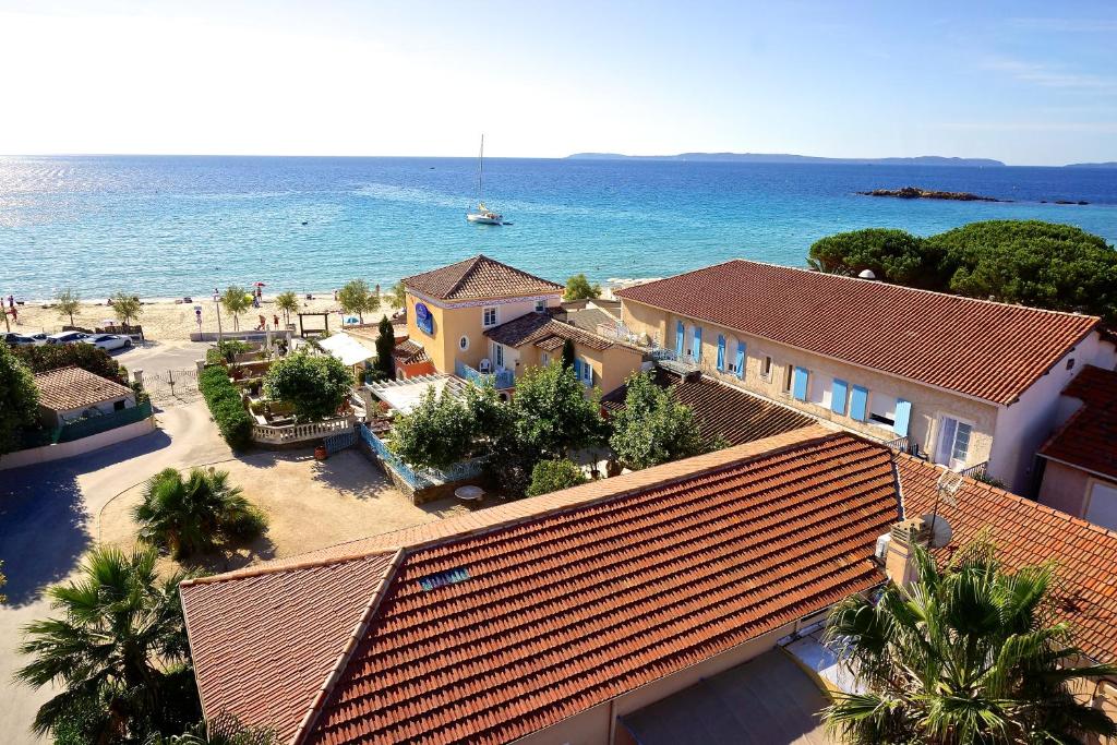 Hôtel Hotel Les Flots Bleus Boulevard des Dryades - Plage Saint Clair, 83980 Le Lavandou