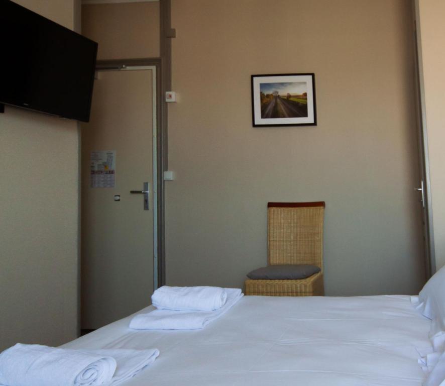 Hôtel lhotel 1 place de la gare 79100 Thouars