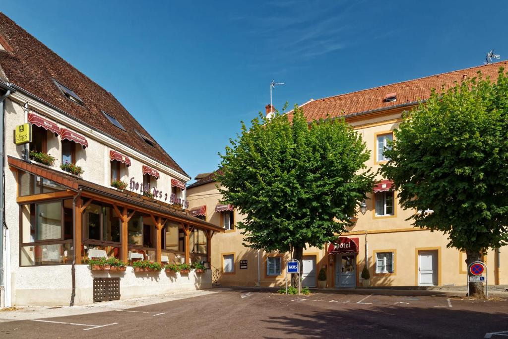 Hôtel Logis Des Trois Maures 4, place de la république 71490 Couches