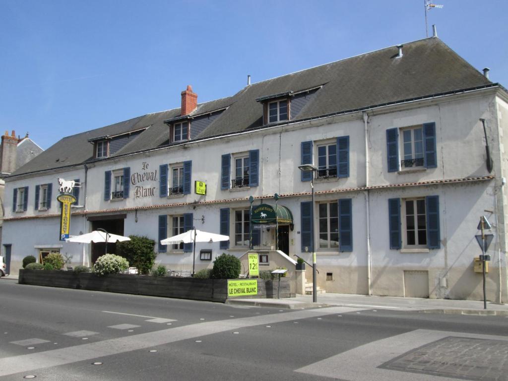 Hôtel Logis Hostellerie Du Cheval Blanc 55, Av. Général De Gaulle. 37800 Sainte-Maure-de-Touraine