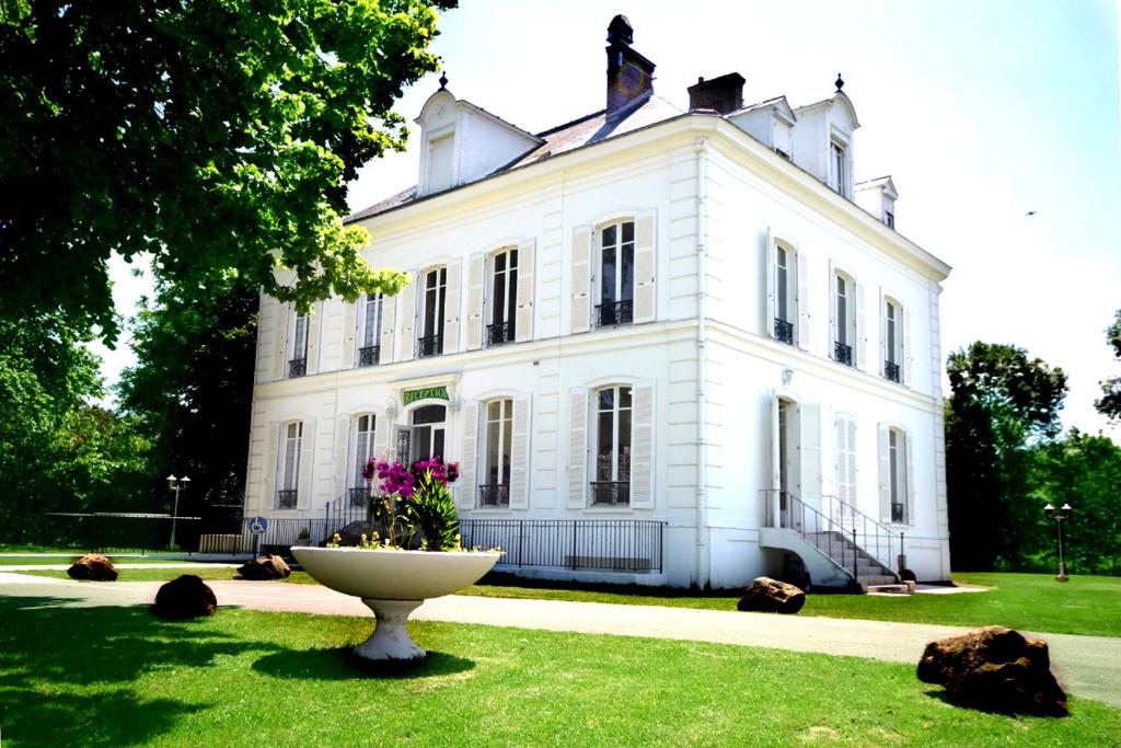 Hôtel Logis Hostellerie Le Chatel Nangis 17, avanue du Général de Gaulle 77370 Nangis