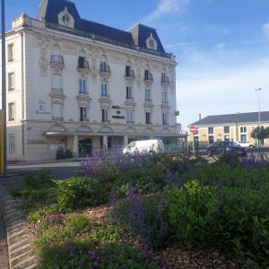 Hôtel Logis Hotel des Bourbons 47 av Marx Dormoy 03100 Montluçon Auvergne