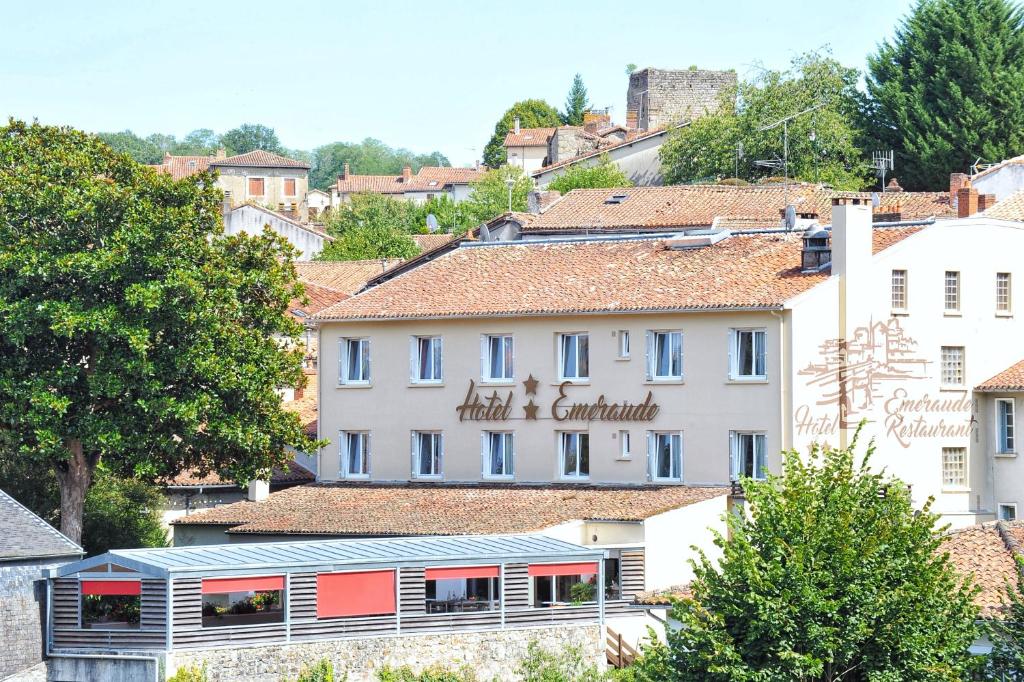 Hôtel Logis Hôtel Emeraude 20 rue Emile Roux 16500 Confolens