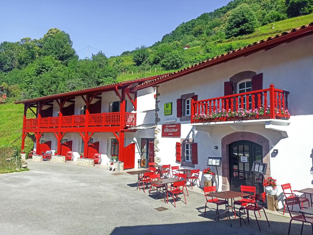 Logis Hotel Erreguina Route de Pampelune, 64430 Banca