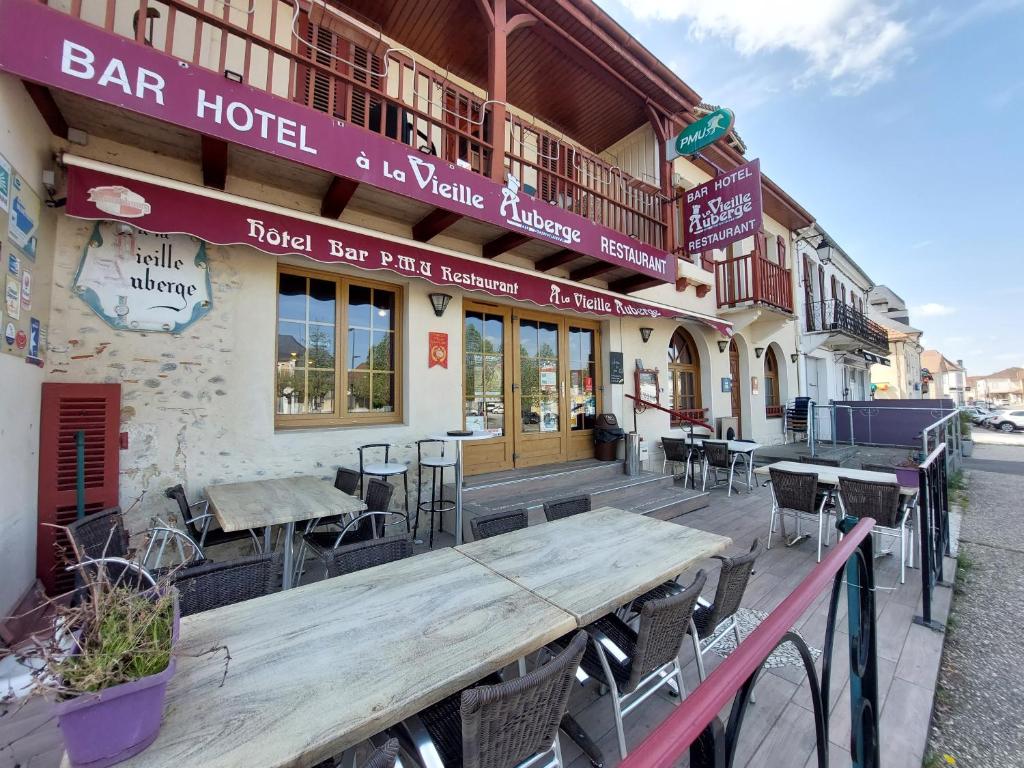 Hôtel Logis Hôtel La Vieille Auberge du Soubestre 14 Place du Marcadieu 64410 Arzacq-Arraziguet