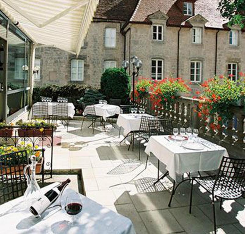 Hôtel Logis Hôtel Le Cheval Blanc 4 rue de l'Estres 52200 Langres