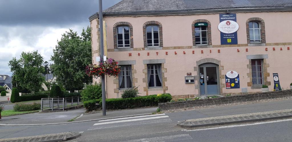 Logis Hôtel Le Grand Cerf 17 Avenue Aristide Briand, 53500 Ernée