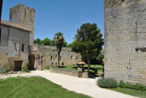 Hôtel Logis L'Auberge de Larressingle Coulomet 32100 Larressingle Midi-Pyrénées