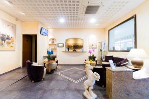 Hôtel Logis Le Cours 10, Av. François Griffeuille 30800 Saint-Gilles Languedoc-Roussillon