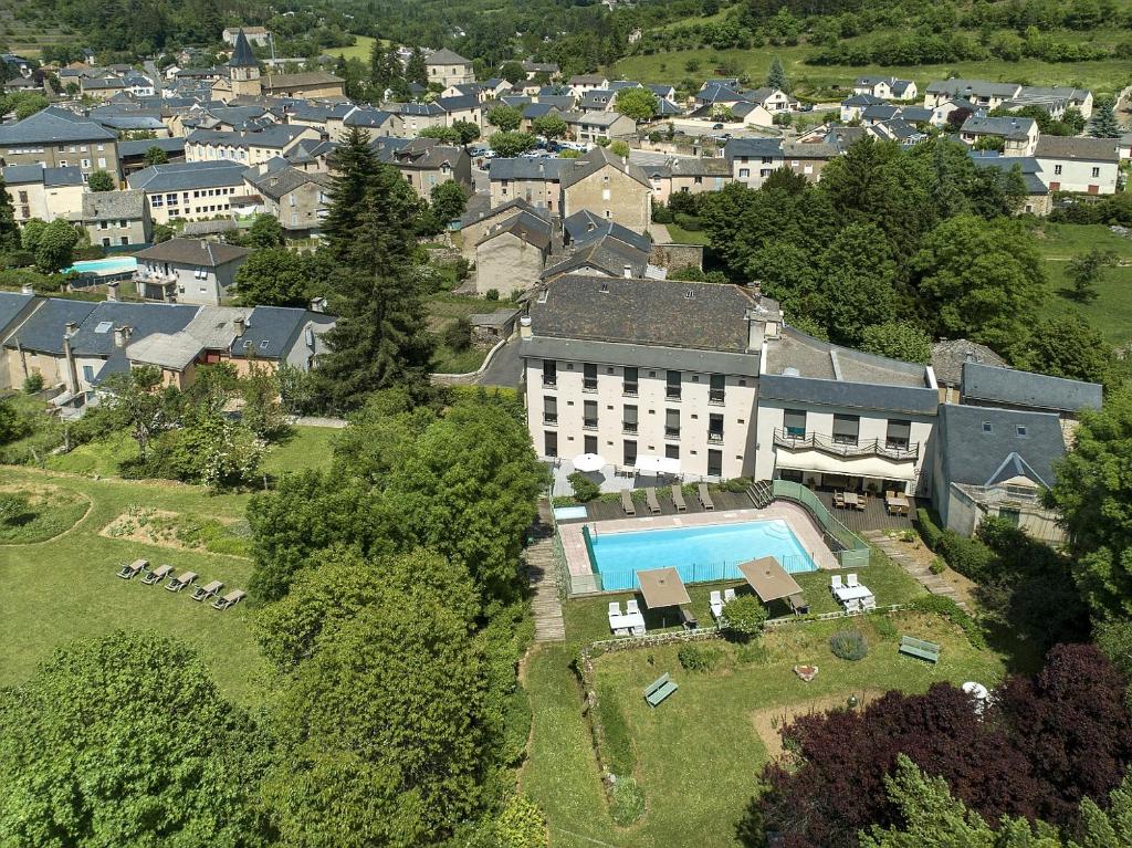 Hôtel Logis le Mont Aigoual 34 Quai de la Barrière 48150 Meyrueis