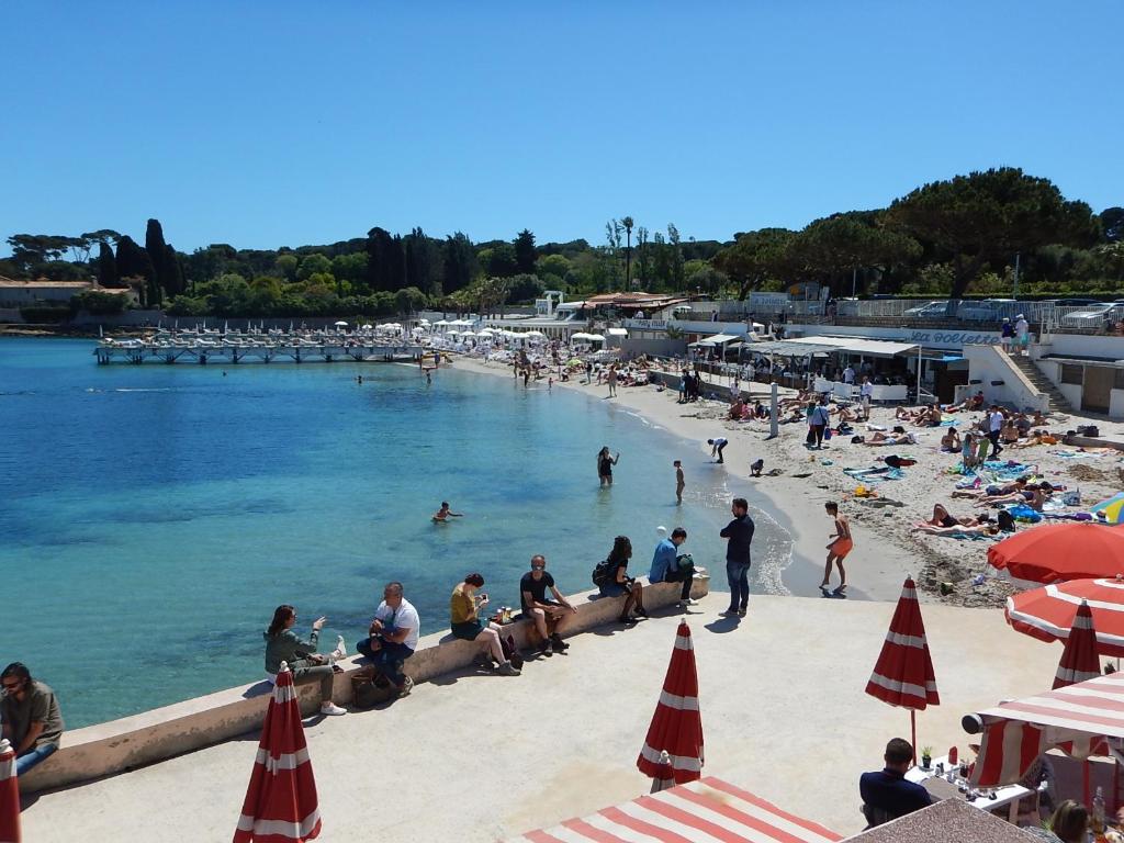 Hôtel Hotel Miramar- Cap d'Antibes - La Garoupe plage 67, Chemin de la Plage Armand Jammot \, 06160 Antibes