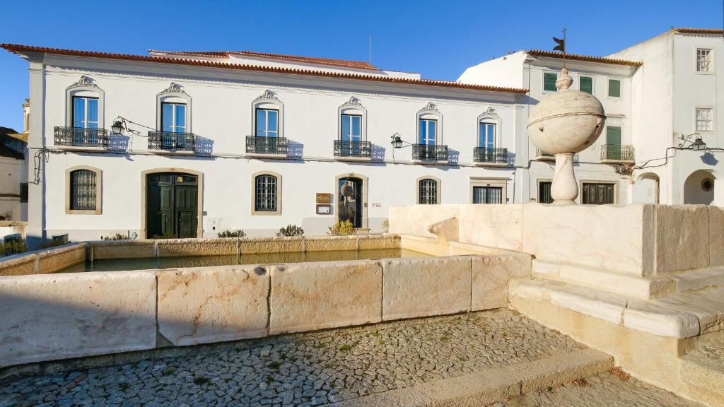 MouraSuites Hotel Largo da Porta de Moura, 7000-647 Évora