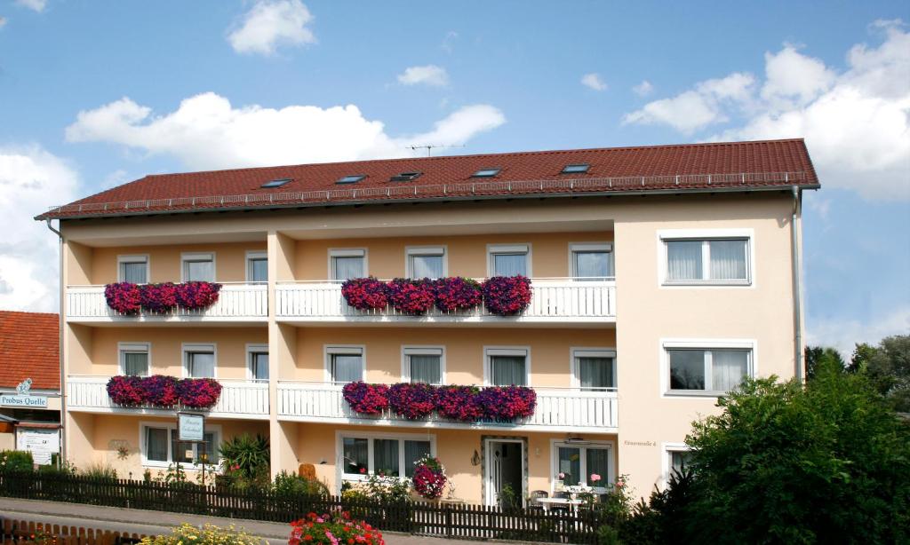 Hôtel Pension Eichschmid / Röll´n Biergarten Römerstraße 4 93333 Bad Gögging