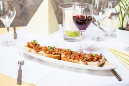 Hôtel Hotel Pizzeria VENEZIA Niedersohrener Straße 14 Sohren