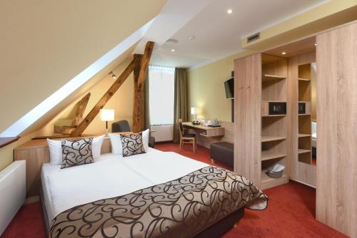 Port Inn Hotel