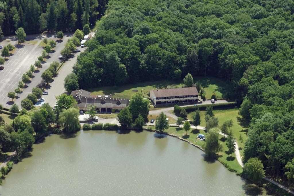 Hôtel Hotel Restaurant des Lacs Route du Lac-de-la-Folie, 88140 Contrexéville