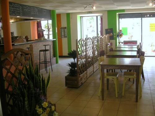 Hôtel HOTEL RESTAURANT LE SAINT PIERRE \ Place du Général de Gaulle Saint-Pierre-de-Chignac