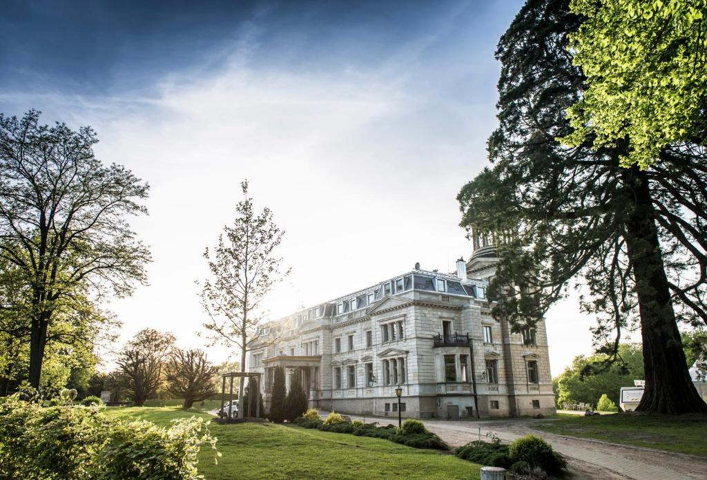 Schloss Kaarz mit Park Obere Dorfstraße 6, 19412 Kaarz