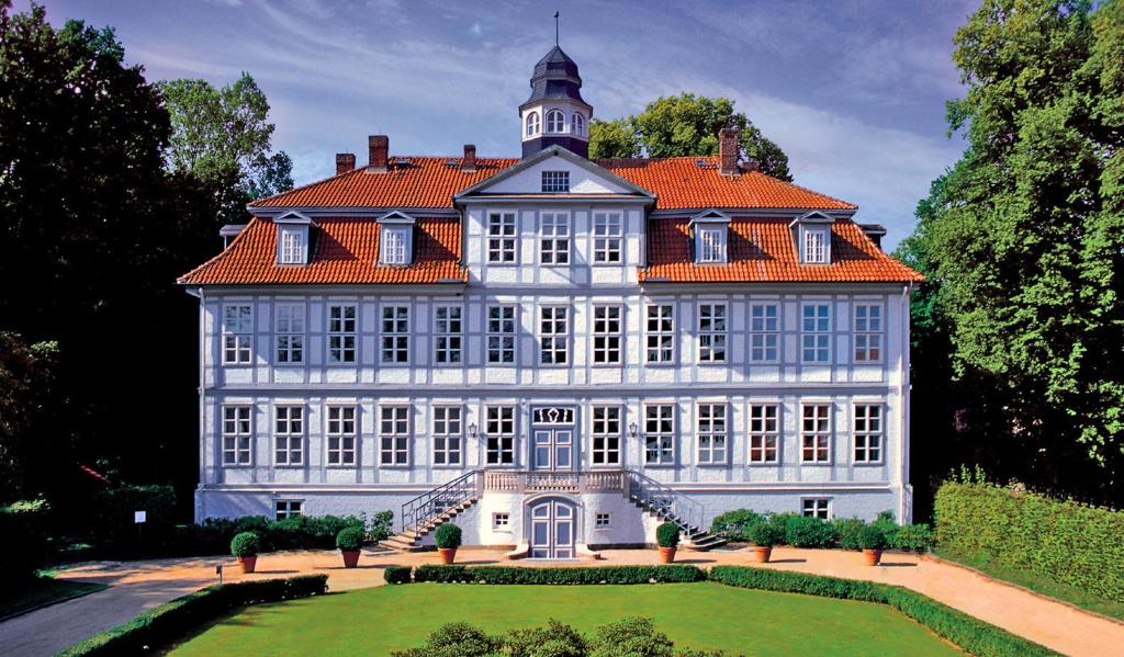 Hôtel Schloss Lüdersburg Golf & Spa Lüdersburger Strasse 21 21379 Lüdersburg