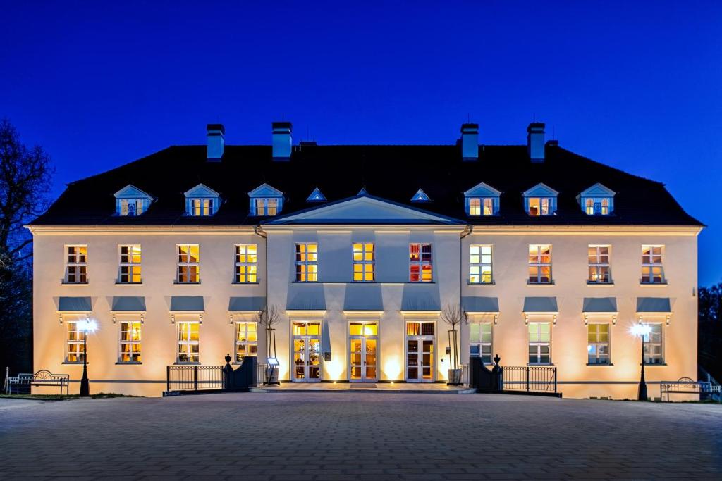 Schloss Rattey Schlossplatz 1, 17349 Schönbeck