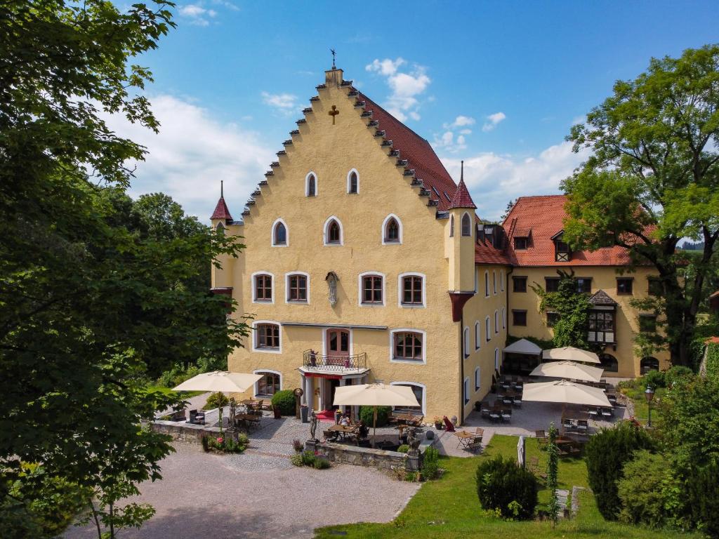 Schloss zu Hopferau Schlossstraße 9-11, 87659 Hopferau