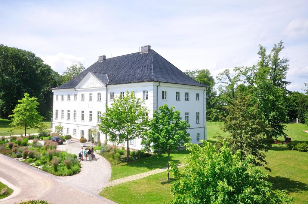 Schlossgut Gross Schwansee Am Park 1, 23942 Groß Schwansee