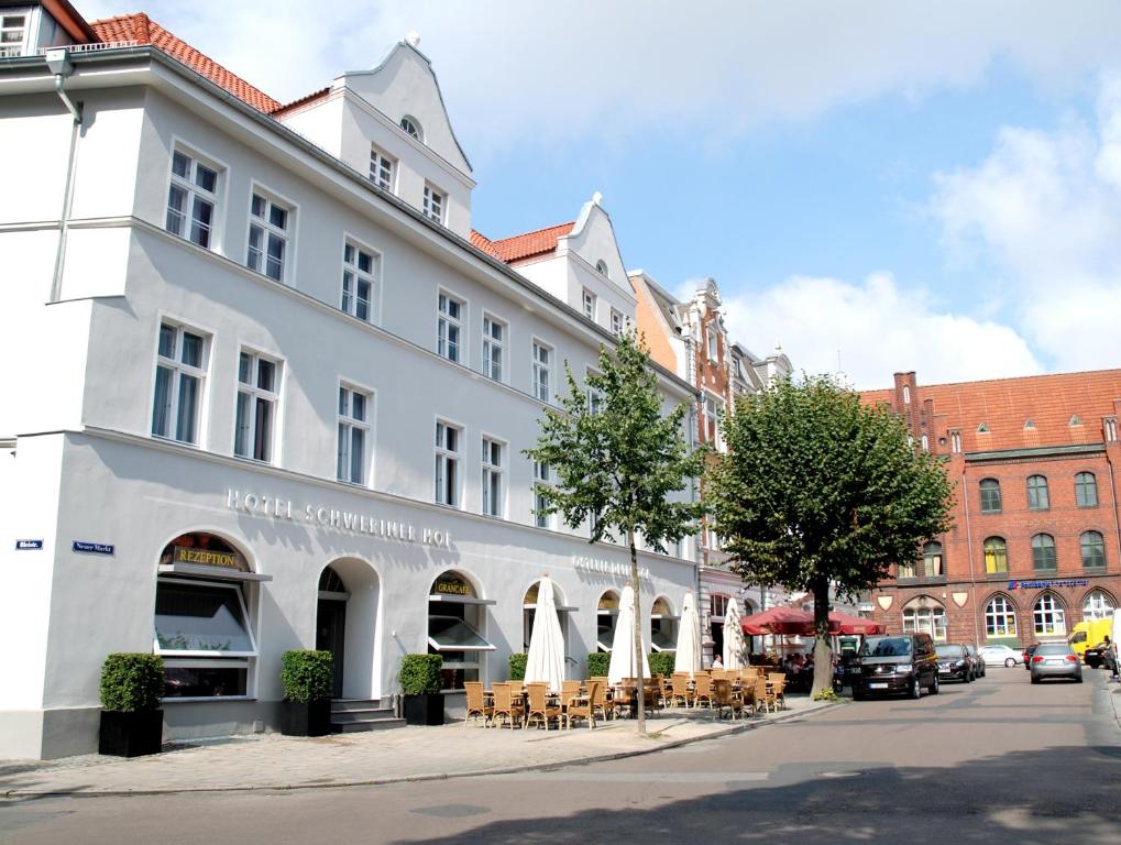 Hôtel Hotel Schweriner Hof Neuer Markt 1, 18439 Stralsund