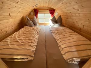 Hôtel Seehaus Mamming - Hotel - Schlaffässer - Biergarten - Camping Tödinger Straße 2 94437 Mamming Bavière