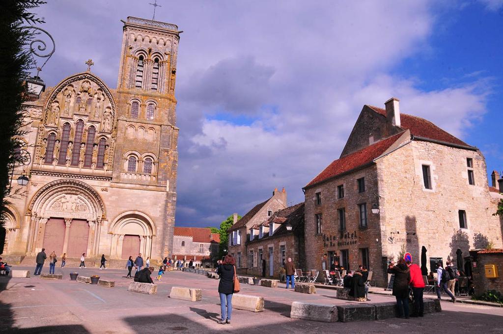 Hôtel SY-la terrasse 2 place de la basilique 89450 Vézelay