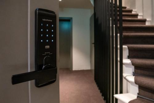 THE ADAMS - Self Check In Hotel