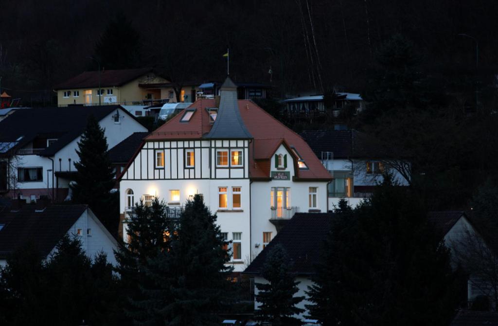 Hôtel Villa Waldfrieden - Gästehaus zum Jugendstilhotel Waldfriedenstraße 8 76855 Annweiler am Trifels