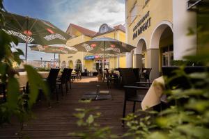 Warias Hotel & Restaurant