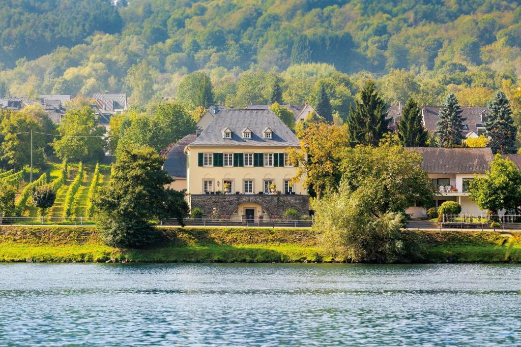 Hôtel Wein- und Landhaus S A Prüm Uferallee 25 54470 Bernkastel-Kues