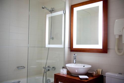 Westside Arc de Triomphe Hotel