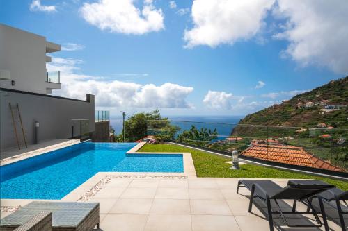 Maison de vacances House with pool and sea view Pearl of Calheta Rua Dr. Rocha Gouveia, 1º impasse da ladeira nº10 Calheta