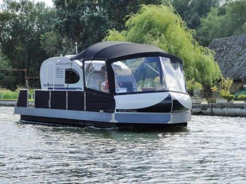 Houseboat on the Peene, Demmin Verchen allemagne