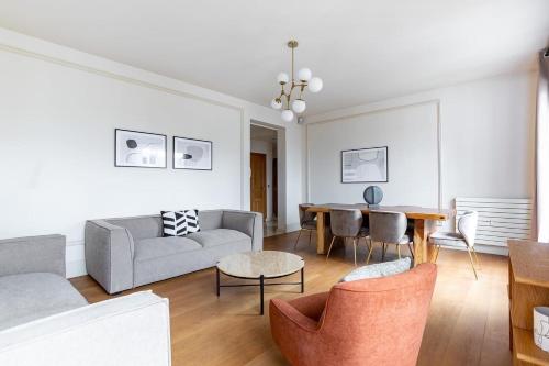 HSH Luxury Apartment Montaigne Francois 1er Paris france