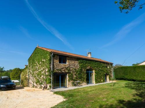 Maison de vacances Huge Holiday Home in Aquitaine with Private Swimming Pool  Larzac