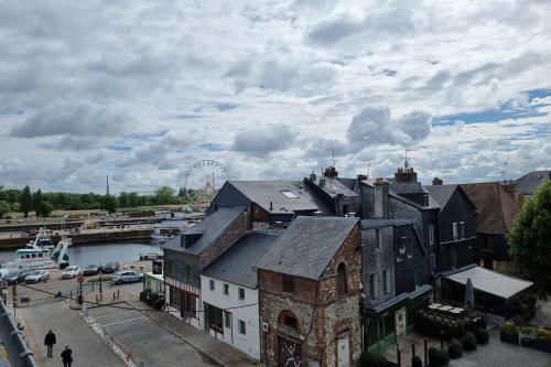 Appartement Hypolite 5  New - Elégant Appartement - 80 mètres du Port d' Honfleur 2 place Arthur boudin Honfleur