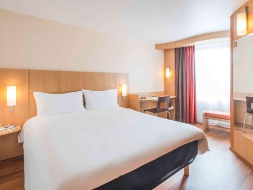 ibis Nantes Centre Tour Bretagne Nantes france