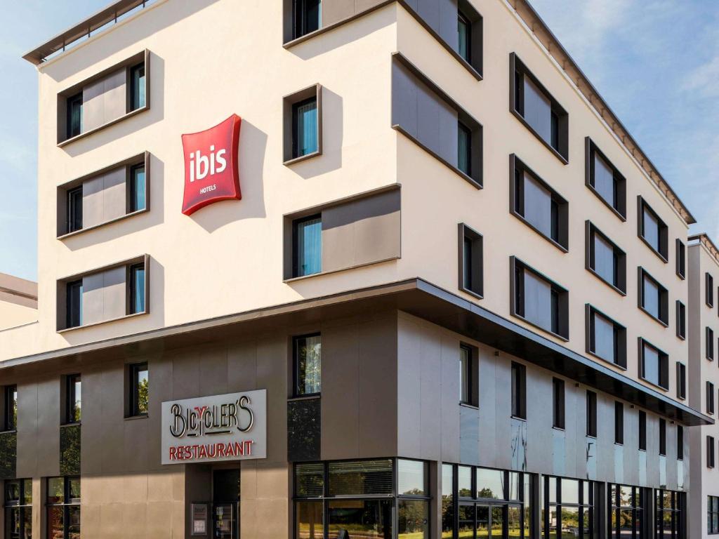Hôtel ibis Saint Quentin en Yvelines - Vélodrome 2, Place De La Paix Céleste, 78180 Montigny-le-Bretonneux